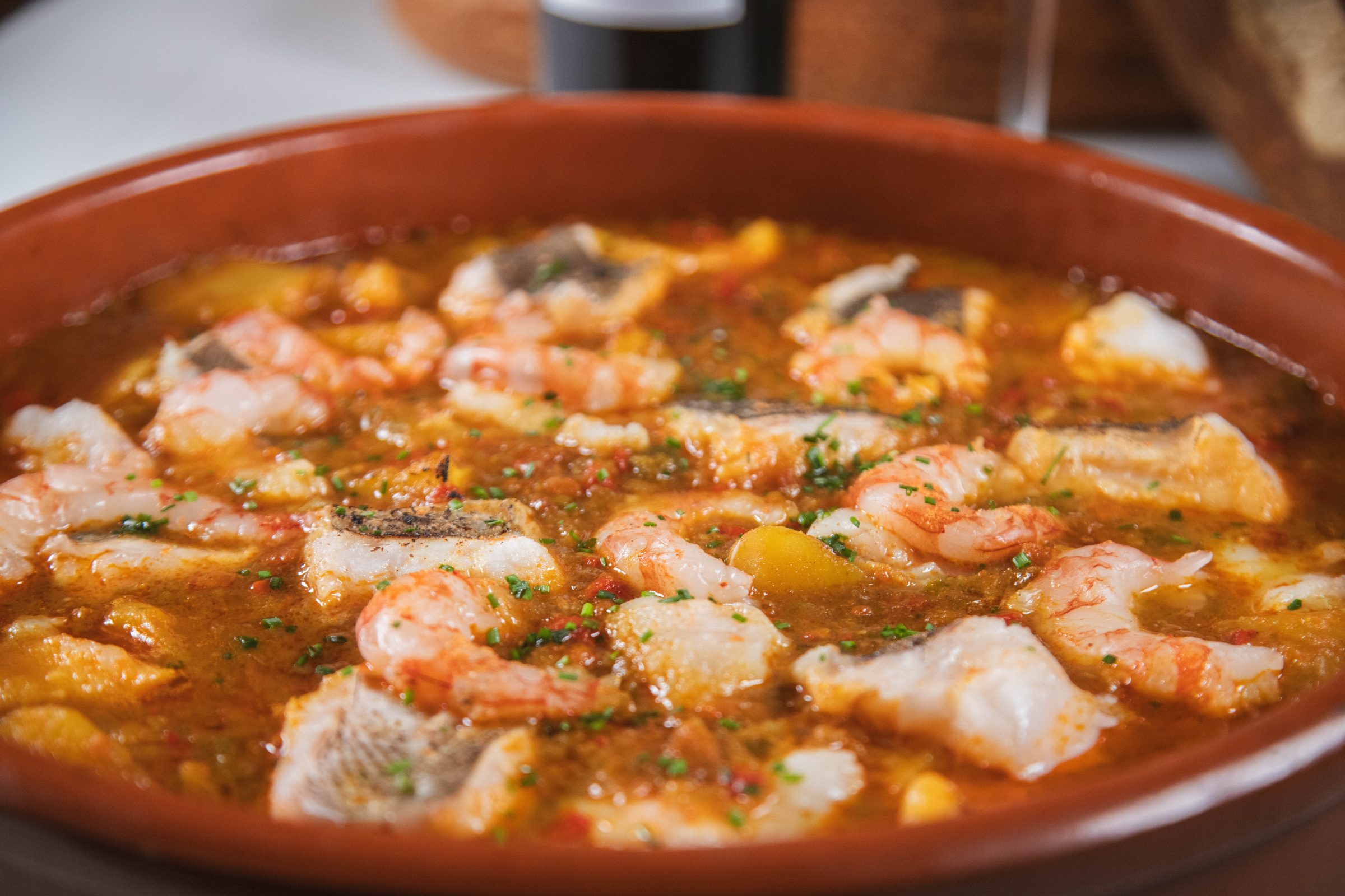 Caldereta de pescados y gambas en cazuela de barro