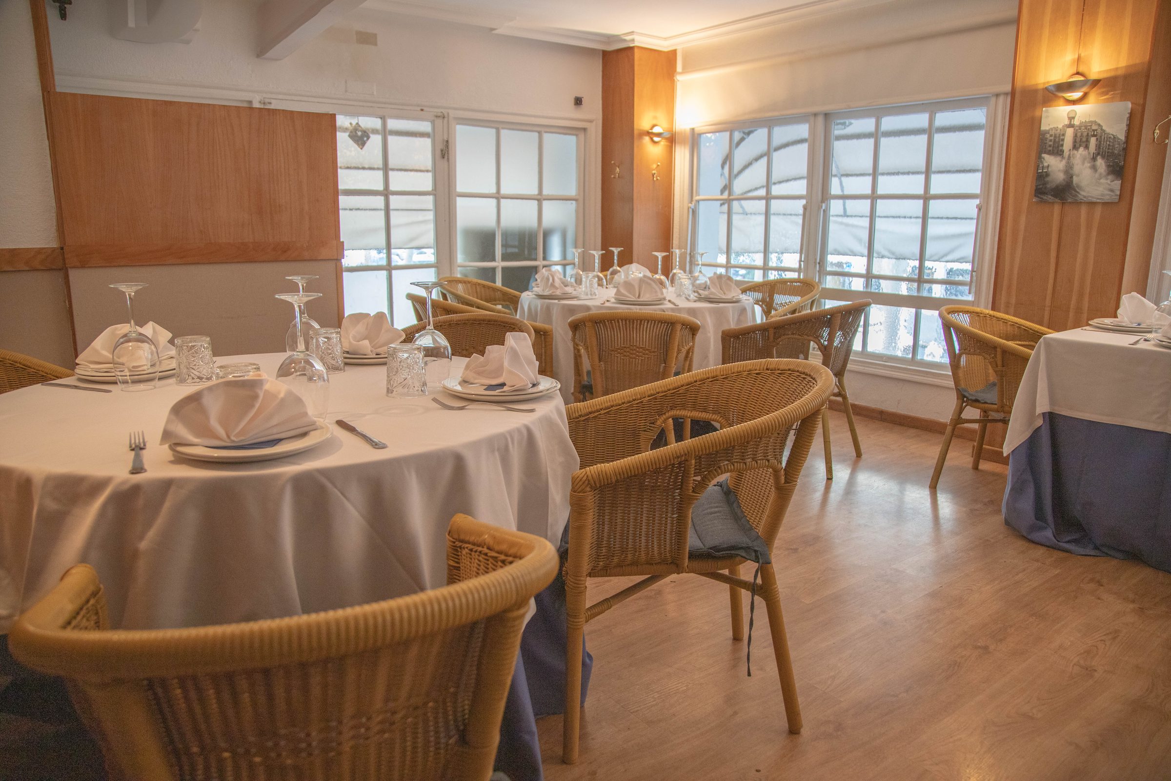 Comedor de Larrauri con las mesas redondas montadas