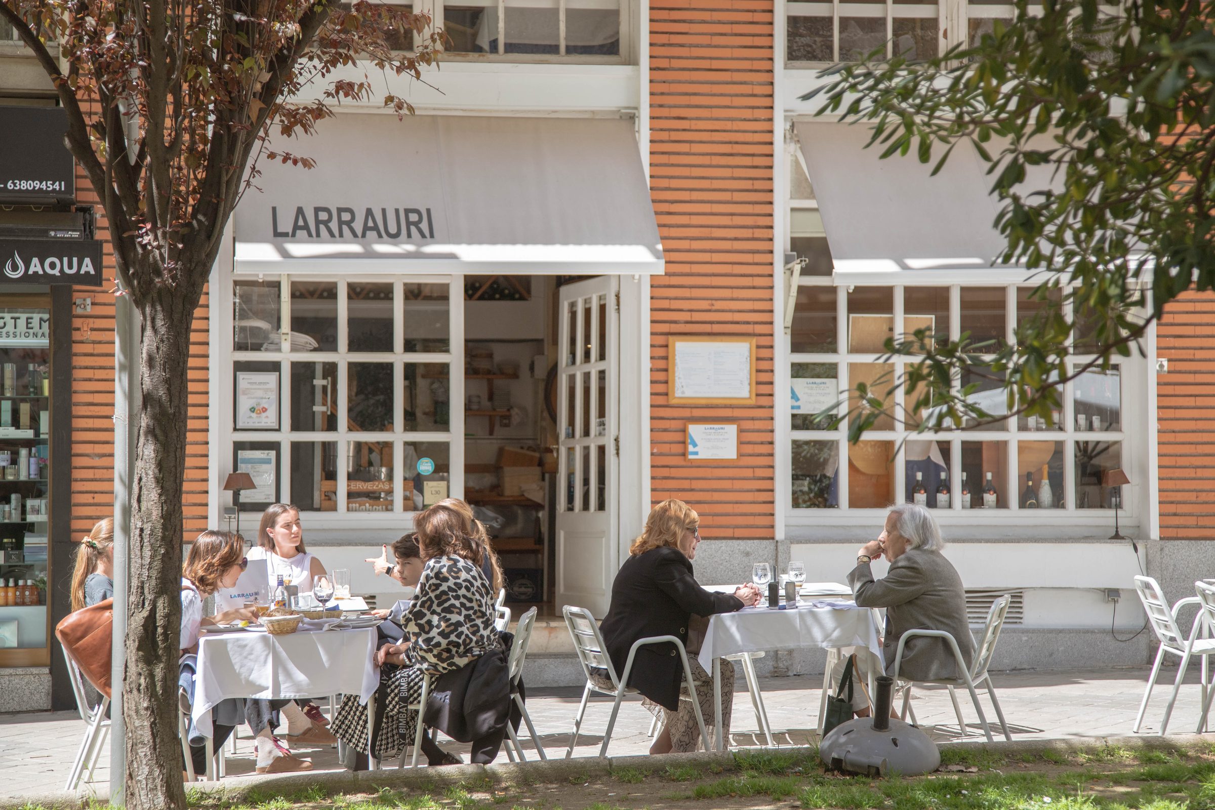 Fachada de Larrauri en la calle Juan Ramón Jiménez, con clientes en la terraza