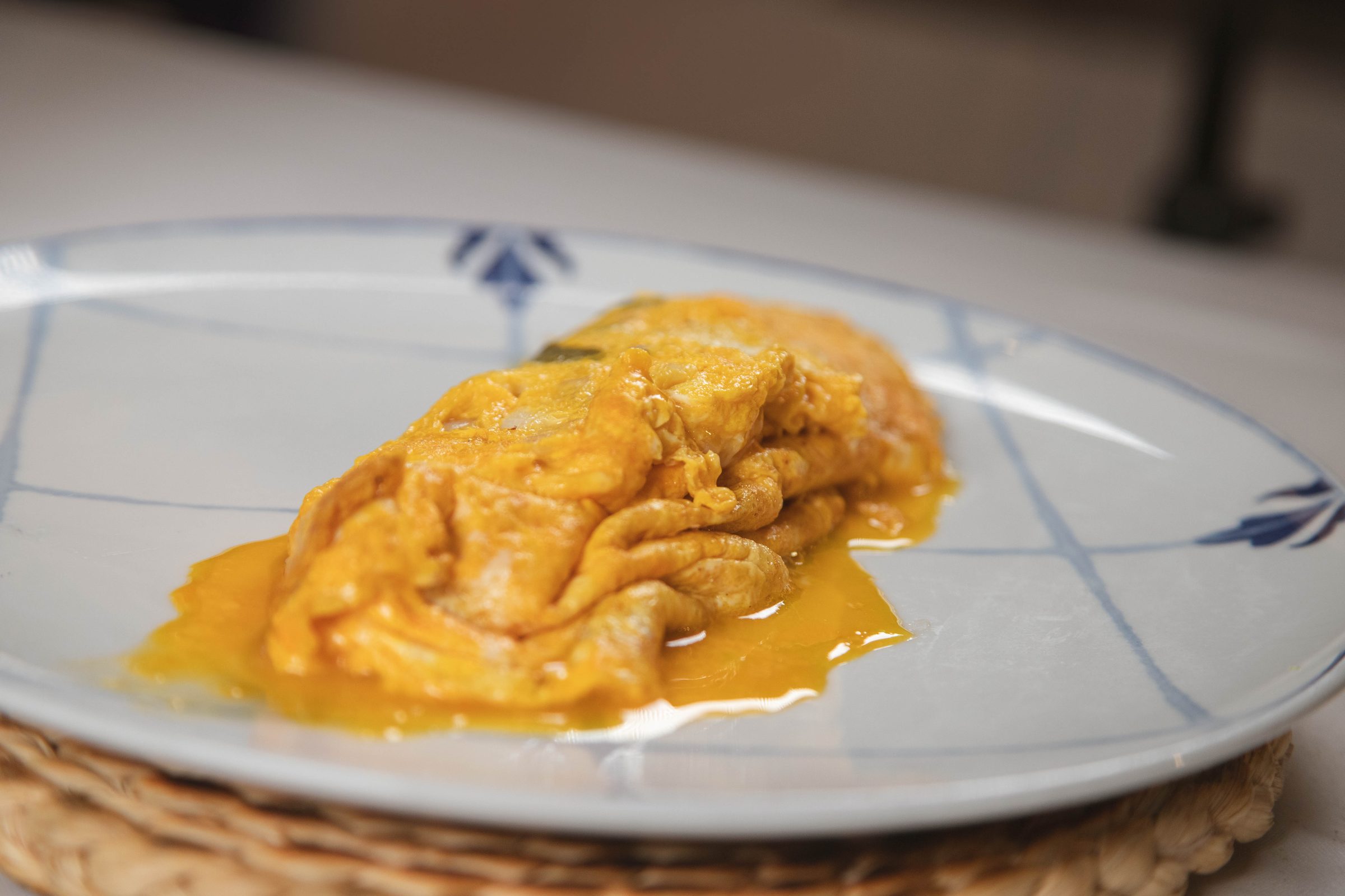 Tortilla jugosa en plato de loza